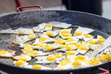 Bir sokak yemeği festivalinde kızarmış yumurta görüntüsü..