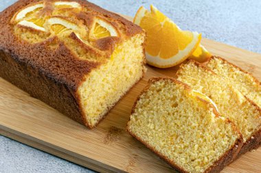 Tahtada iştah açıcı turuncu pasta..