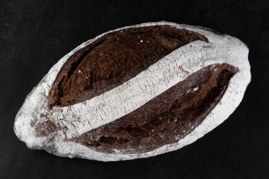 Siyah masada ev yapımı siyah ekmek var..