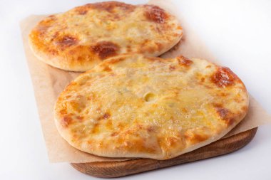 Beyaz arka planda tahta üzerinde ev yapımı Osetya turtaları. Ev yapımı gıda konsepti.