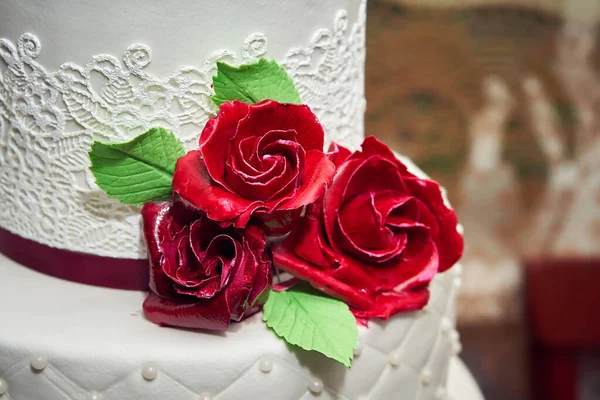 케이크에 색조의 수있는 꽃으로 장식을 마무리하는 — 스톡 사진