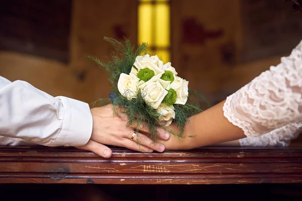 Närbild Nygifta Som Ligger Bordet Och Håller Varandra Och Brudens — Stockfoto