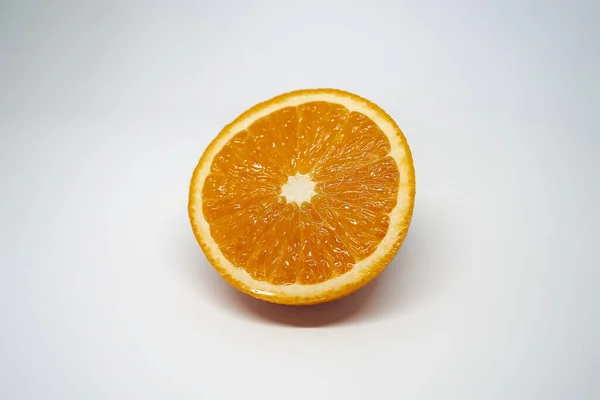 Половина Апельсина Белом Изолированном Фоне — стоковое фото