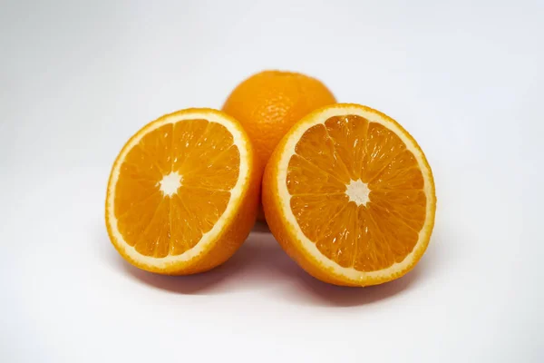 Вид Сбоку Целых Разрезанных Пополам Апельсинов Белом Изолированном Студийном Фоне — стоковое фото