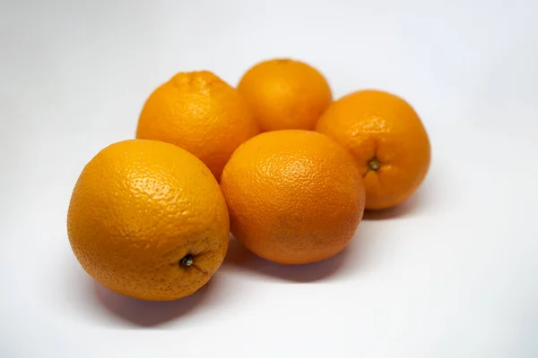 Cinco Naranjas Sobre Fondo Blanco Aislado Vista Lateral —  Fotos de Stock