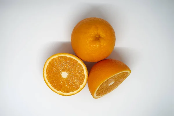 Ολόκληρο Και Κομμένο Μισά Πορτοκάλια Λευκό Φόντο Στούντιο — Φωτογραφία Αρχείου