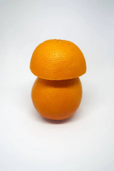 在白工作室背景上以蘑菇形式出现的2个橙子的垂直照片 — 图库照片