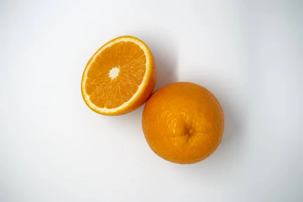 Цілі Наполовину Апельсини Білому Фоні Студії Вид Зверху — стокове фото