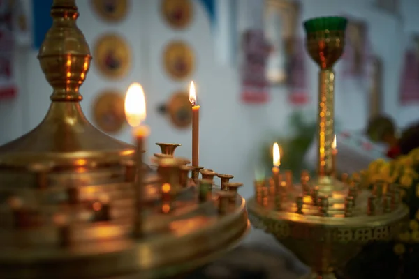 Κάψιμο Κεριών Ένα Περίπτερο Μια Εκκλησία — Φωτογραφία Αρχείου