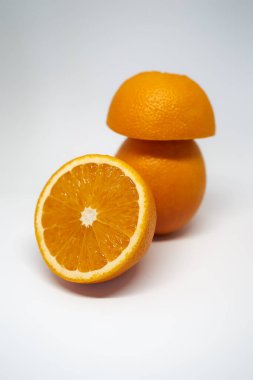 Beyaz izole edilmiş stüdyo arka planında mantar şeklinde 2 portakal fotoğrafı.