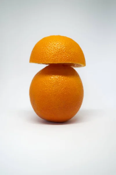 Photo Oranges Forme Champignon Sur Fond Studio Isolé Blanc — Photo
