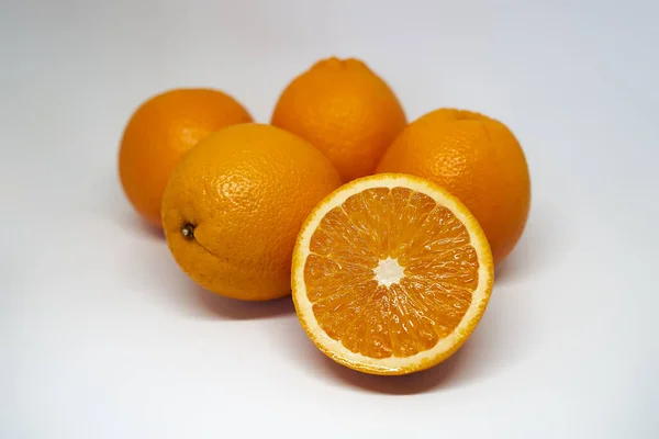 Πέντε Πορτοκάλια Λευκό Απομονωμένο Φόντο — Φωτογραφία Αρχείου