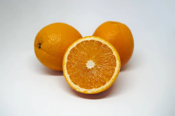 Sidovy Hela Och Halverade Apelsiner Vit Isolerad Studio Bakgrund — Stockfoto