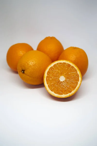 Κάθετη Φωτογραφία Από Πέντε Πορτοκάλια Λευκό Απομονωμένο Φόντο — Φωτογραφία Αρχείου