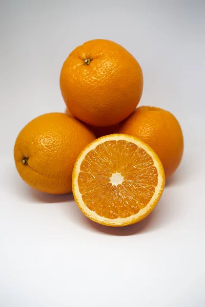 Вертикальная Фотография Пяти Апельсинов Белом Изолированном Фоне — стоковое фото