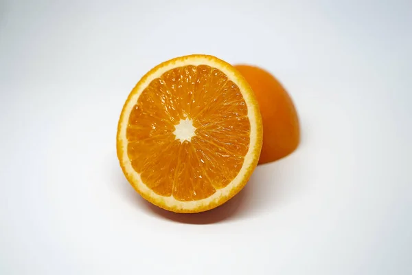 Una Rebanada Naranja Blanco Aislado Estudio Vista Lateral Fondo —  Fotos de Stock