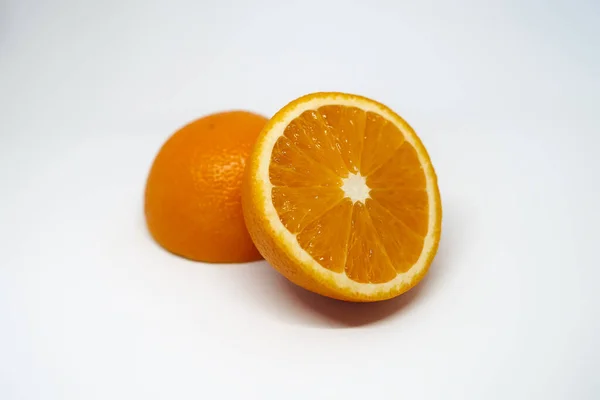Μία Πορτοκαλί Φέτα Λευκό Απομονωμένο Φόντο Στούντιο — Φωτογραφία Αρχείου
