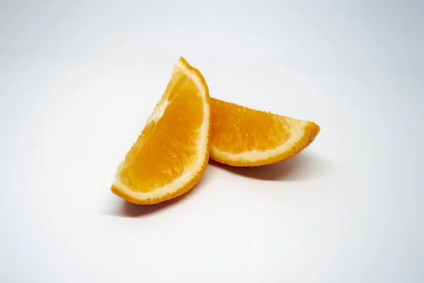 2つのスライスされたオレンジスライス上の白い隔離されたスタジオの背景ビュー — ストック写真