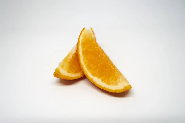 Два Нарізані Апельсинові Скибочки Білому Ізольованому Фоні Студії — стокове фото