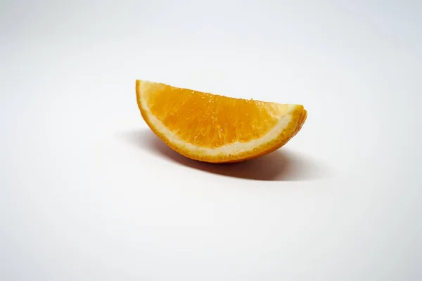 Una Fetta Arancione Bianco Isolato Studio Vista Laterale Sfondo — Foto Stock