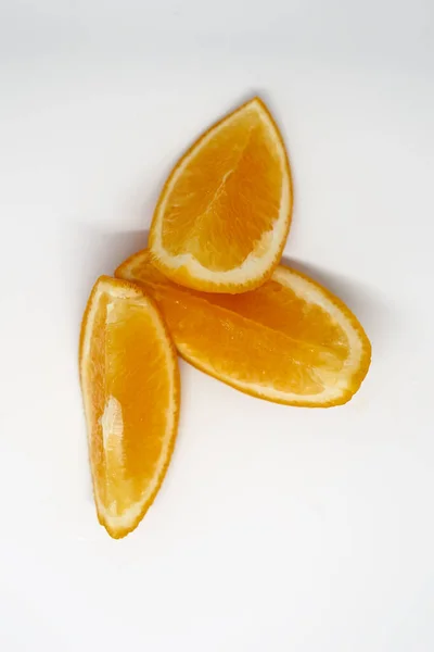 白色独立工作室背景图上的三片橙子 — 图库照片