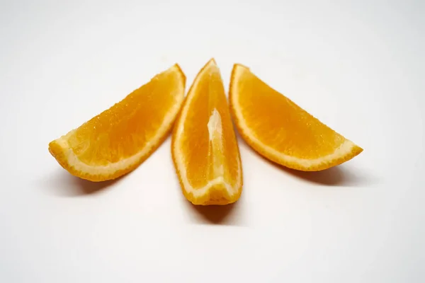 Три Ломтика Апельсина Белом Изолированном Фоне Студии Вид Сбоку — стоковое фото