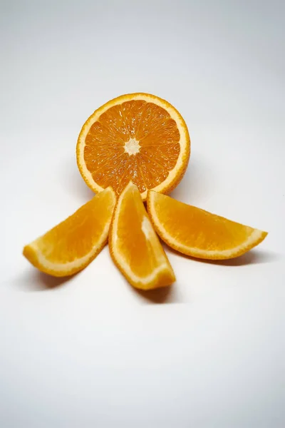 Tre Fette Arancione Mezzo Arancione Bianco Isolato Studio Vista Laterale — Foto Stock