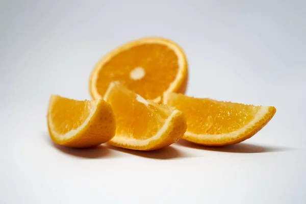 Trzy Plastry Pomarańczy Pół Pomarańczy Białym Odizolowanym Studio Widok Boku — Zdjęcie stockowe