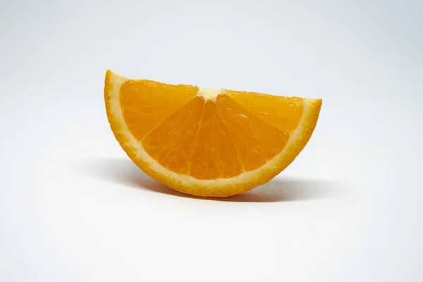 Une Tranche Orange Sur Fond Studio Isolé Blanc Vue Latérale — Photo