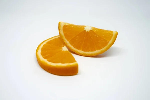 Dos Rebanadas Naranja Blanco Aislado Estudio Vista Lateral Fondo —  Fotos de Stock