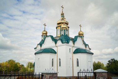 Mavi gökyüzünün arka planında bulutlu Hıristiyan Ortodoks Kilisesi