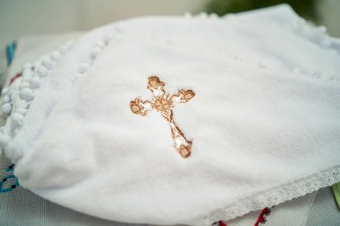 Kilisede üzerinde haç işlenmiş bir havlunun yakın çekimi.