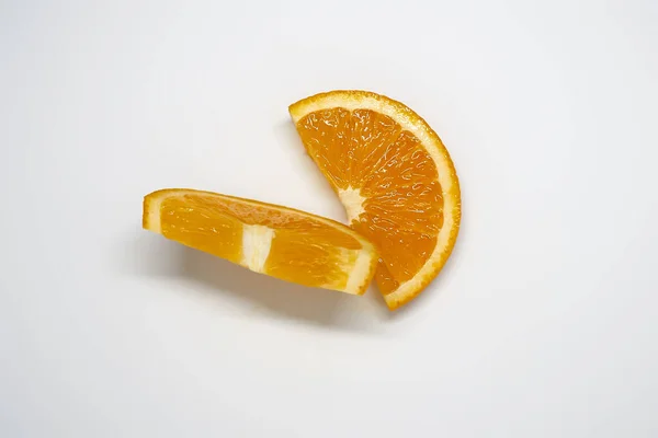 Два Шматочки Апельсина Білому Ізольованому Студійному Фоні Вид Зверху — стокове фото