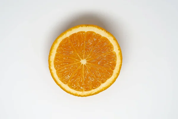 Beyaz izole edilmiş stüdyo arkaplan görünümlü bir portakal dilimi