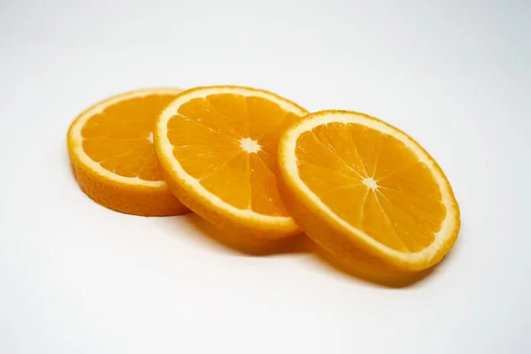 Три Ломтика Апельсина Белом Изолированном Фоне Студии Вид Сбоку — стоковое фото