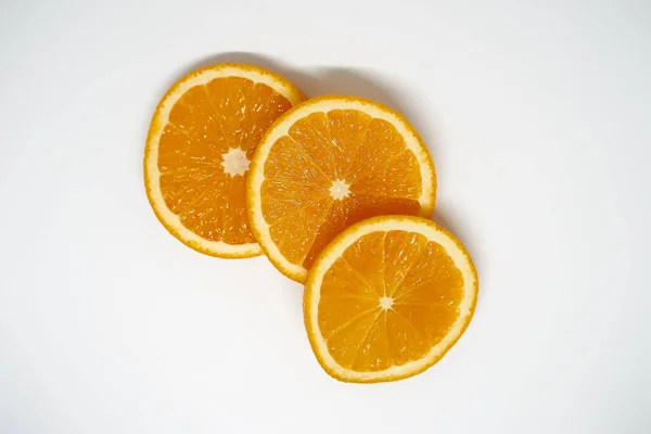 Три Скибочки Апельсина Білому Ізольованому Студійному Фоні Вид Зверху — стокове фото