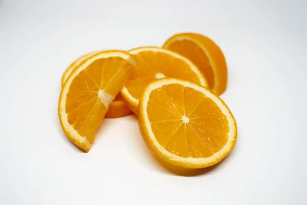 Cinco Rebanadas Naranja Blanco Aislado Estudio Vista Lateral Fondo —  Fotos de Stock