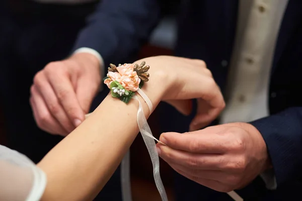 Brudgummen Sätter Bröllopsdekoration Form Blomma Brudens Hand — Stockfoto