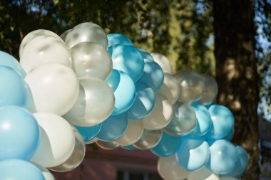 Festival kemerinin tepesi beyaz ve mavi şişme toplardan yapılmıştır.