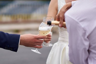 Şampanyaların bardaklara doldurulduğu yakın plan.