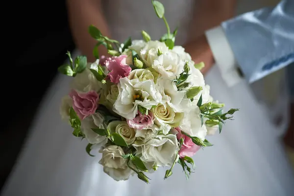 Gelinin düğün buketi. Pastel ve pembe renkli gül çiçekleri.