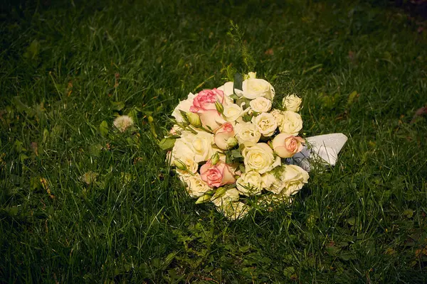 잔디에 파스텔 색상의 신부의 결혼식 꽃다발 — 스톡 사진