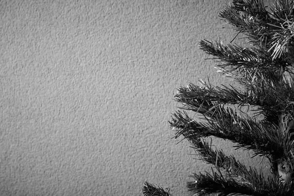 Sağ Taraftaki Gri Duvarda Noel Ağacının Siyah Beyaz Fotoğrafı — Stok fotoğraf