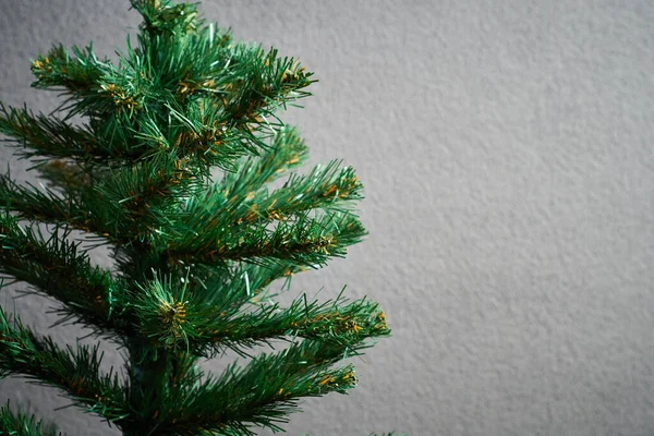 Árvore Natal Contra Uma Parede Cinza Lado Esquerdo — Fotografia de Stock