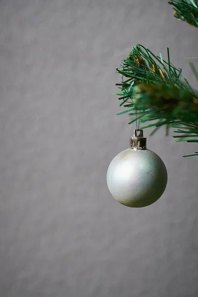 Foto Vertical Brinquedo Cinza Ano Novo Pendurado Uma Árvore Natal — Fotografia de Stock