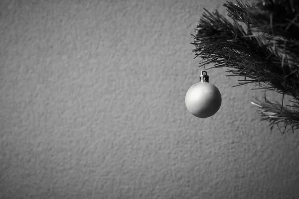 Foto Preto Branco Brinquedo Cinza Ano Novo Pendurado Uma Árvore — Fotografia de Stock