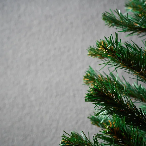 Vierkante Foto Van Kerstboom Tegen Een Grijze Muur Aan Rechterkant — Stockfoto