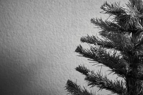 Foto Preto Branco Árvore Natal Contra Uma Parede Cinza Lado — Fotografia de Stock