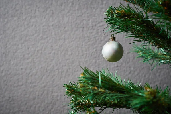 Γκρι Παιχνίδι Της Πρωτοχρονιάς Κρέμεται Ένα Χριστουγεννιάτικο Δέντρο Ένα Γκρίζο — Φωτογραφία Αρχείου