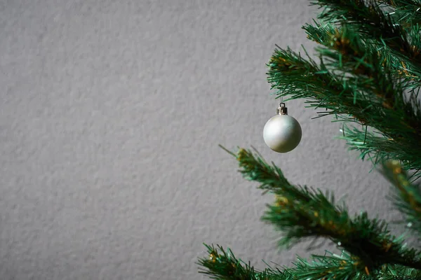 Brinquedo Ano Novo Cinza Pendurado Uma Árvore Natal Contra Uma — Fotografia de Stock